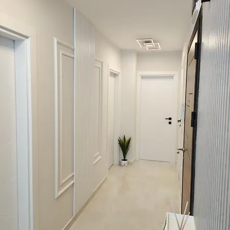 Luxury Crown Апартамент *